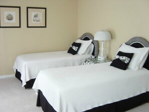 2 bedrooms, desk, iron/ironing board, free WiFi - GREAT LOCATION - COMFORTABLE, WELL APPOINTED, UPDATED  !! (Hilton Head Island)