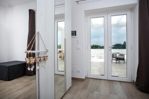 A modern room with a sliding glass door leading to an outdoor area. - Casa 801 (Monopoli)