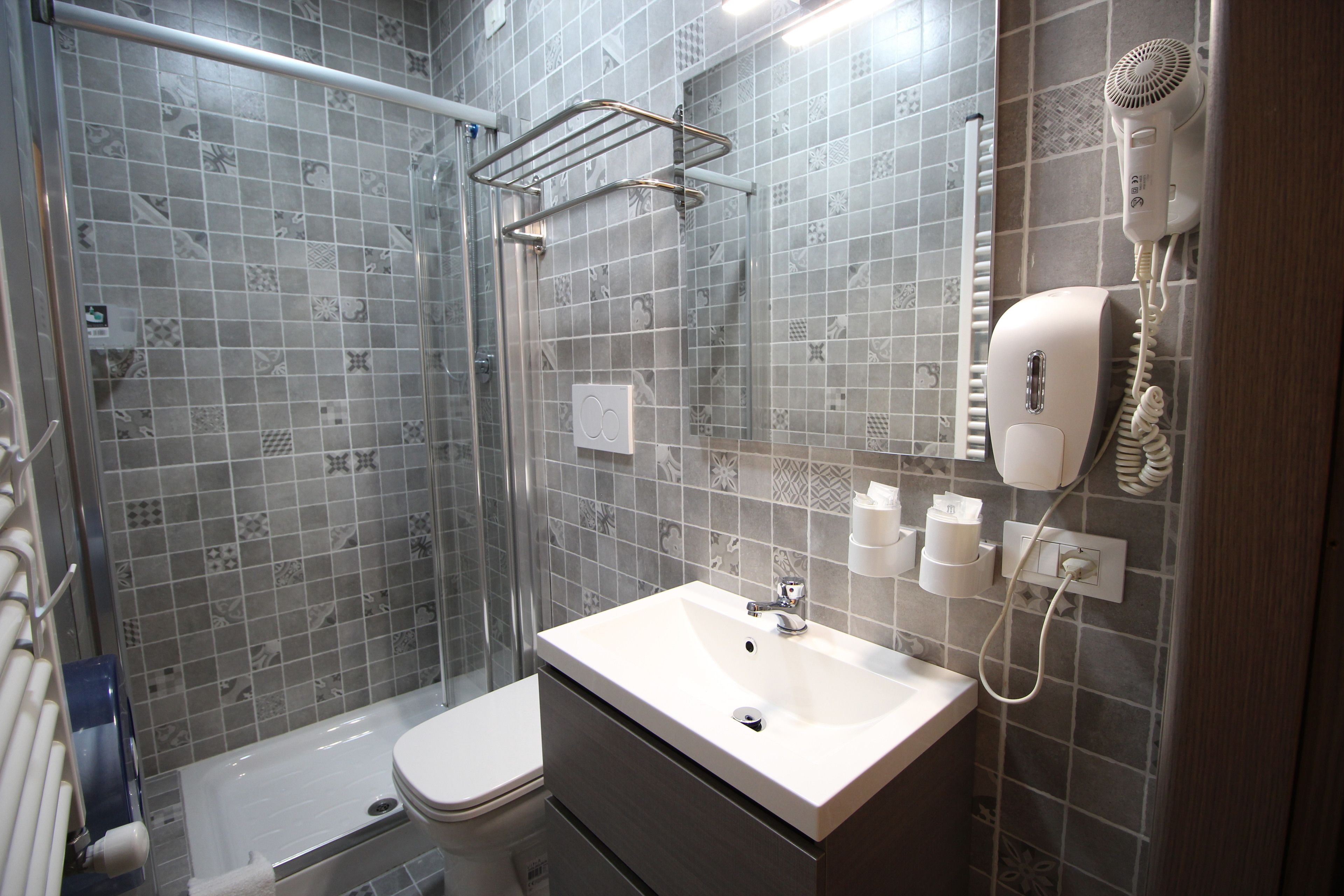 Ein Badezimmer mit Dusche, Toilette und Waschbecken.