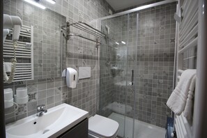 Pancuran mandi, kelengkapan dandanan diri percuma, pengering rambut 