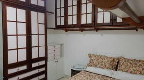 4 bedrooms, iron/ironing board