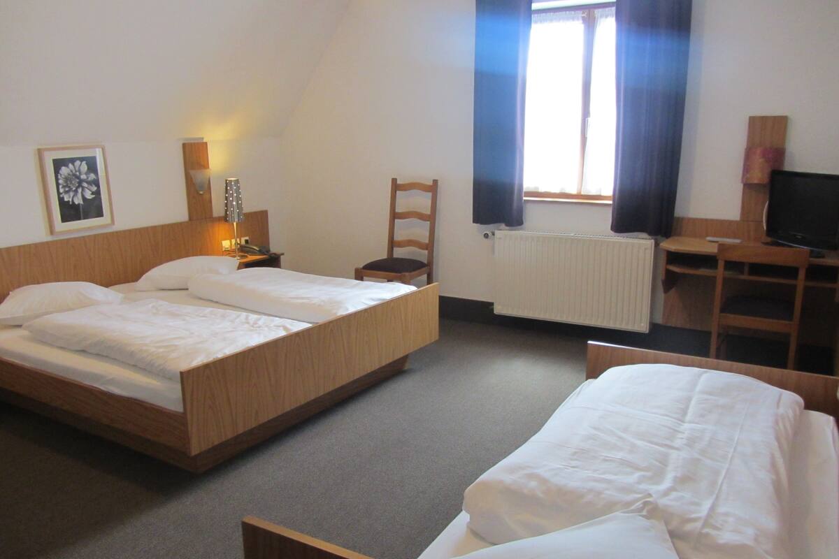 Dreibettzimmer | Schreibtisch, Bügeleisen/Bügelbrett, kostenloses WLAN, Bettwäsche