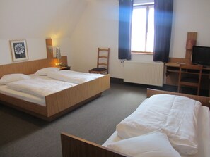 Dreibettzimmer | Schreibtisch, Bügeleisen/Bügelbrett, kostenloses WLAN, Bettwäsche