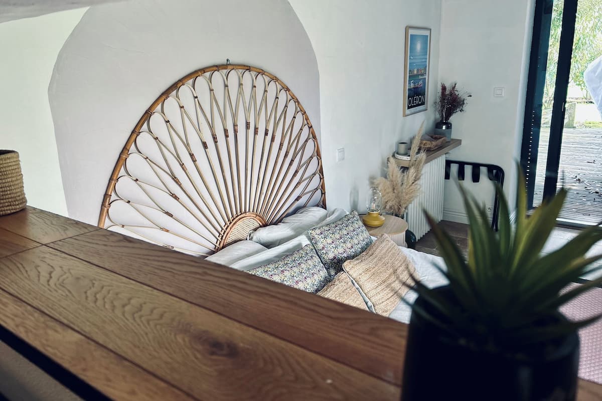 Double Room (Ô en Couleurs) | Individually decorated, individually furnished, desk, blackout drapes