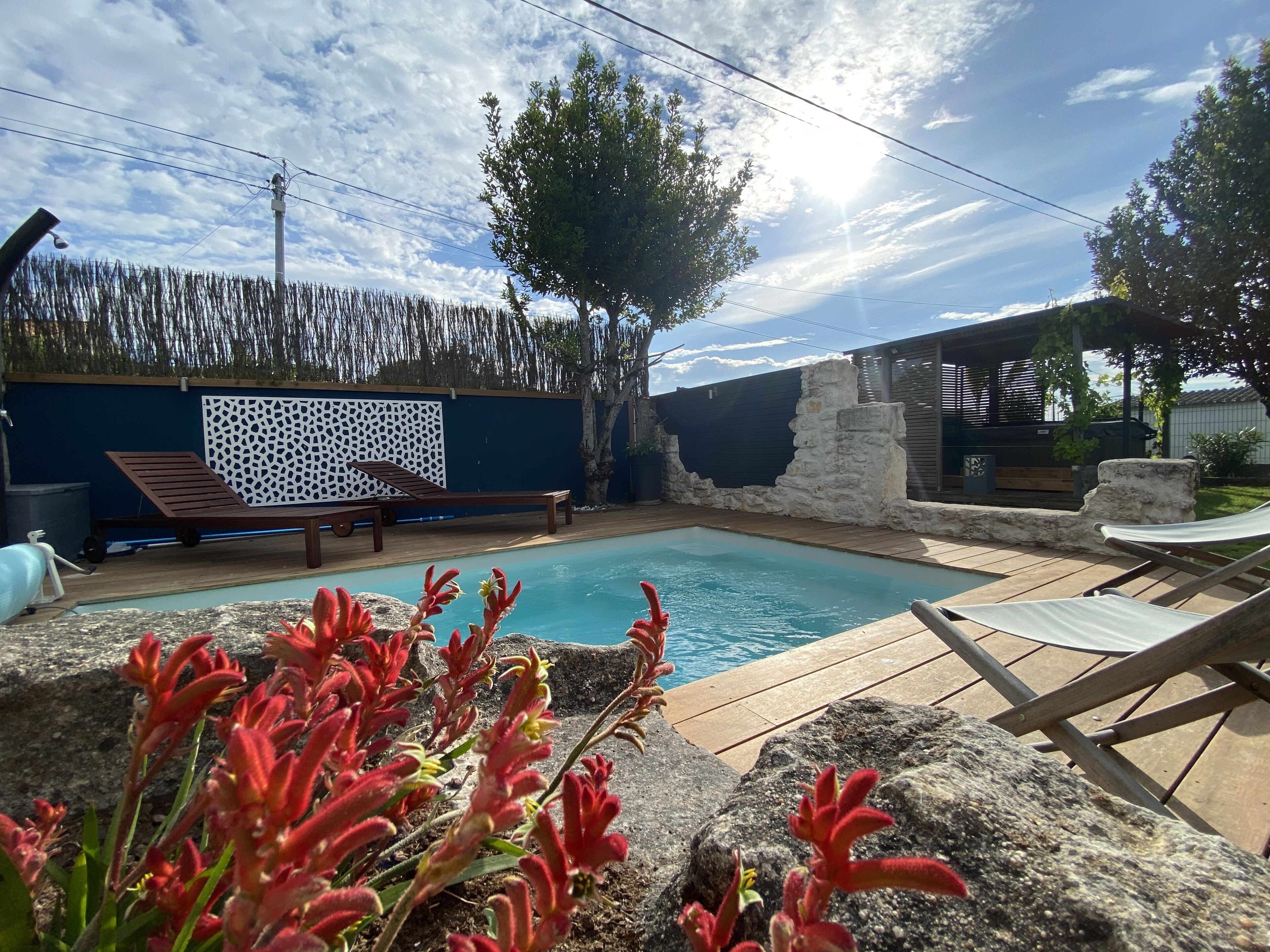 Piscine extérieure (ouverte en saison), parasols de plage