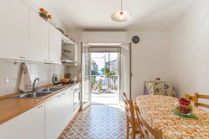 Apartamento, 1 quarto | Cozinha privada | Geladeira grande, fogão, cooktop, máquina de café expresso