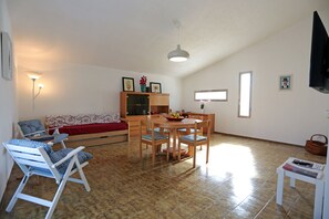 Appartamento Basic, 3 camere da letto | Area soggiorno | TV a schermo piatto 48 pollici con canali digitali, TV