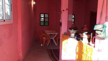 Verduisterende gordijnen, gratis wifi, beddengoed