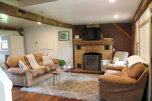 Télévision, cheminée, lecteur de DVD, jouets