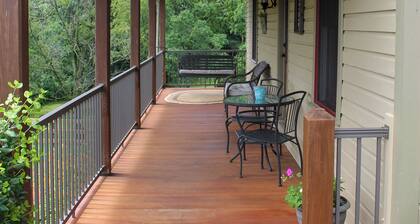 Rustic Country Home Etelä-Lancasterin läänissä, jossa on jaettu uima-allas.