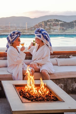 Alberca al aire libre, acceso de 09:00 a 21:00, y camastros