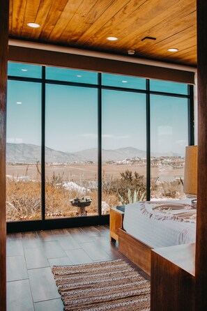 Cabaña superior, 1 cama Queen size, vista a la montaña | Caja de seguridad en la habitación y cortinas blackout