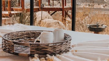 Cabaña superior, 1 cama Queen size, vista a la montaña | Caja de seguridad en la habitación y cortinas blackout