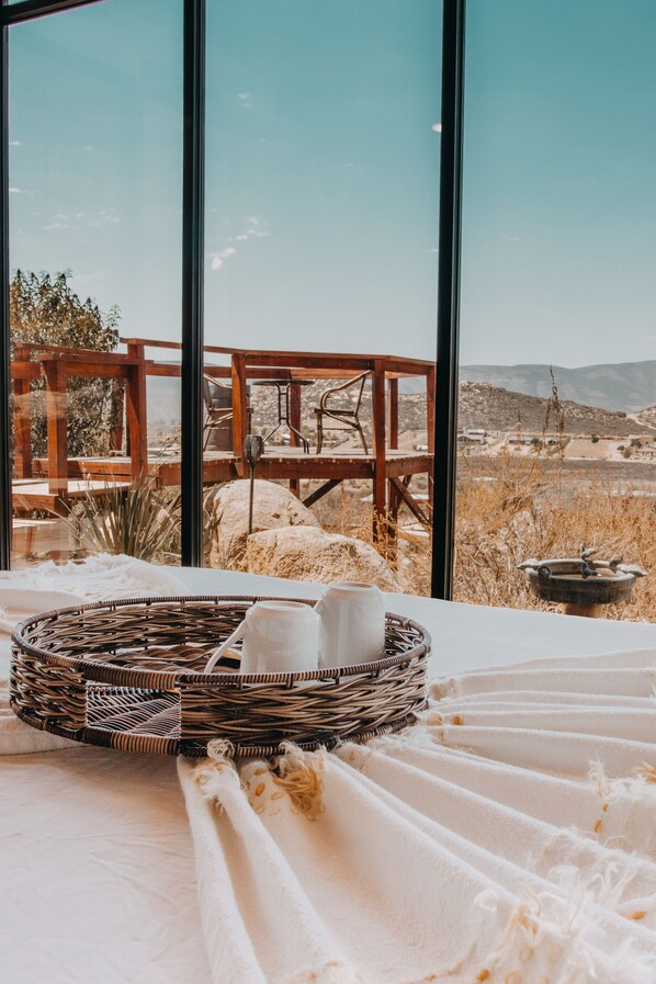 Cabaña superior, 1 cama Queen size, vista a la montaña | Caja de seguridad en la habitación y cortinas blackout