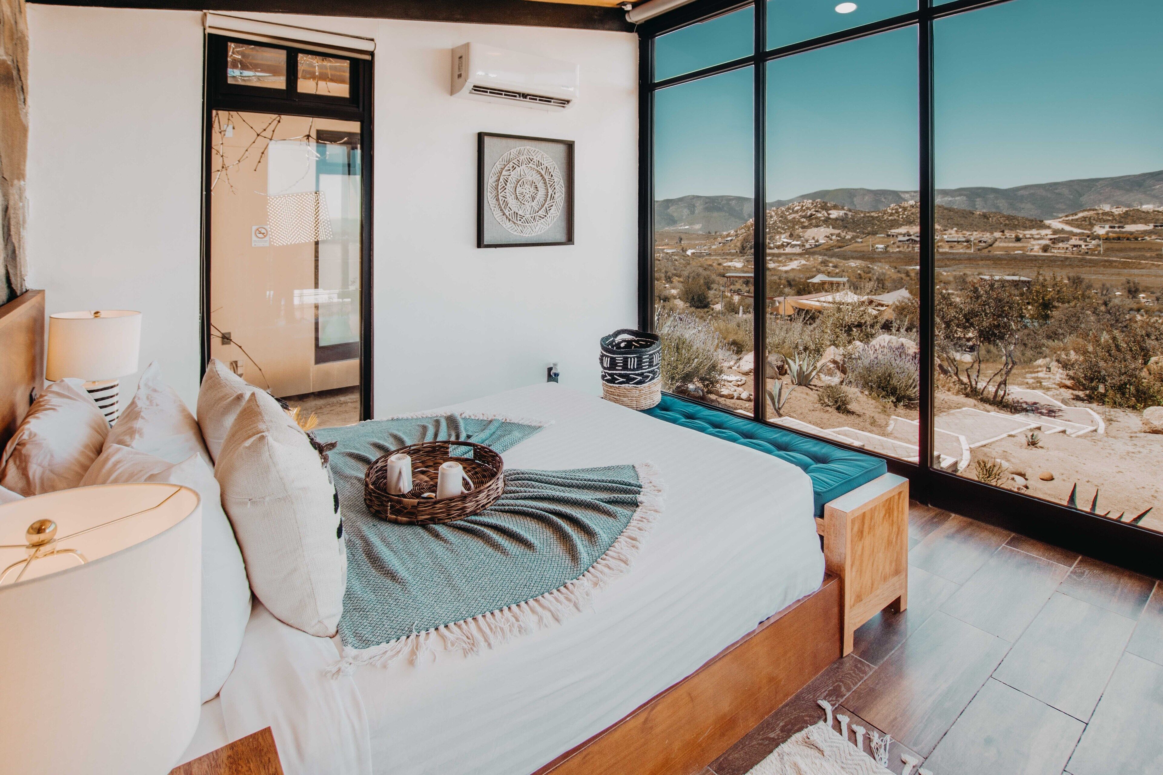 Värdeförvaringsskåp på rummet och mörkläggningsgardiner