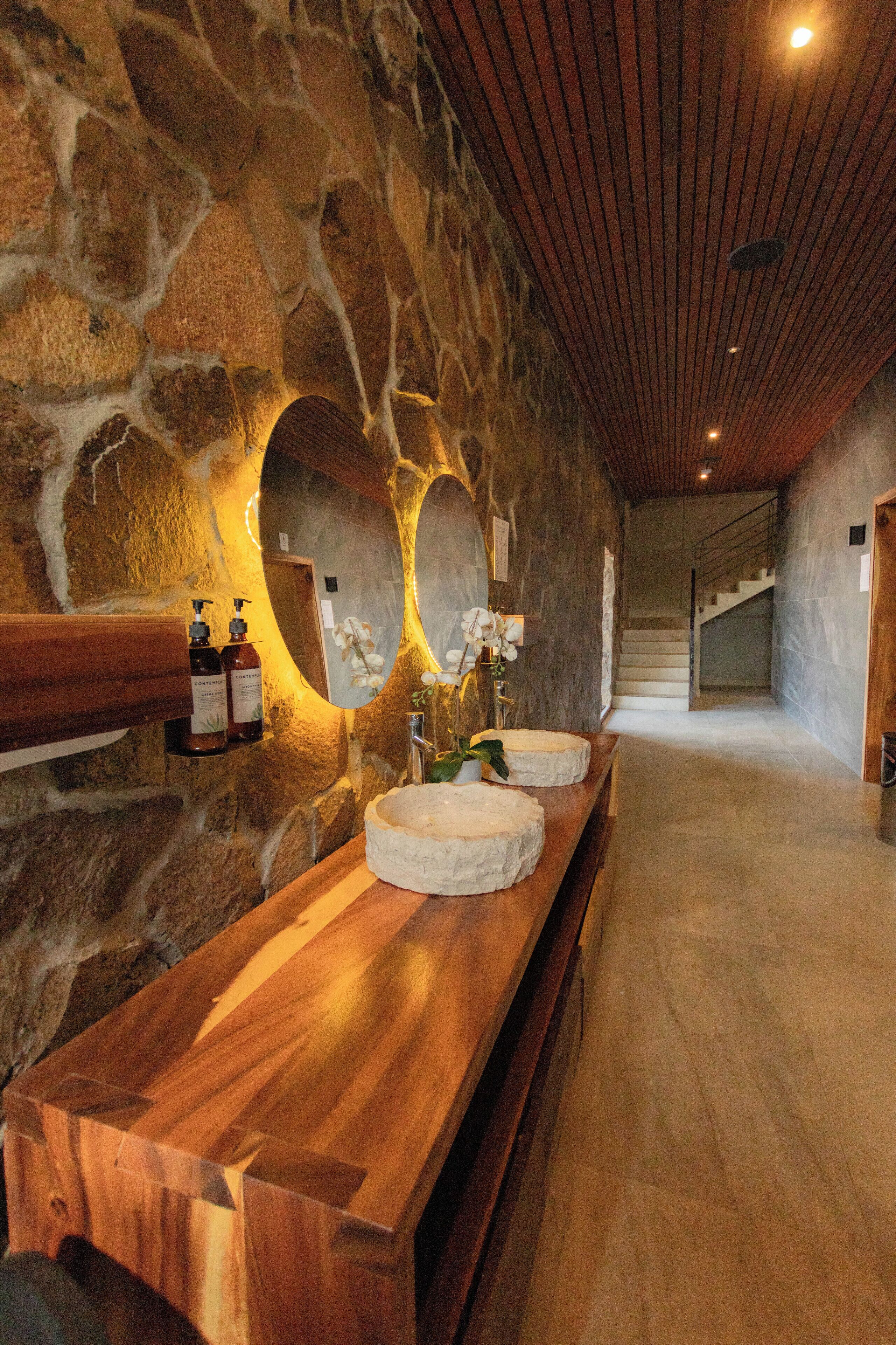 outdoor pool, open 9:00 am to 9:00 pm, pool loungers