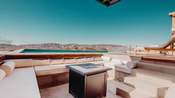 Kolam renang outdoor, dengan kursi berjemur