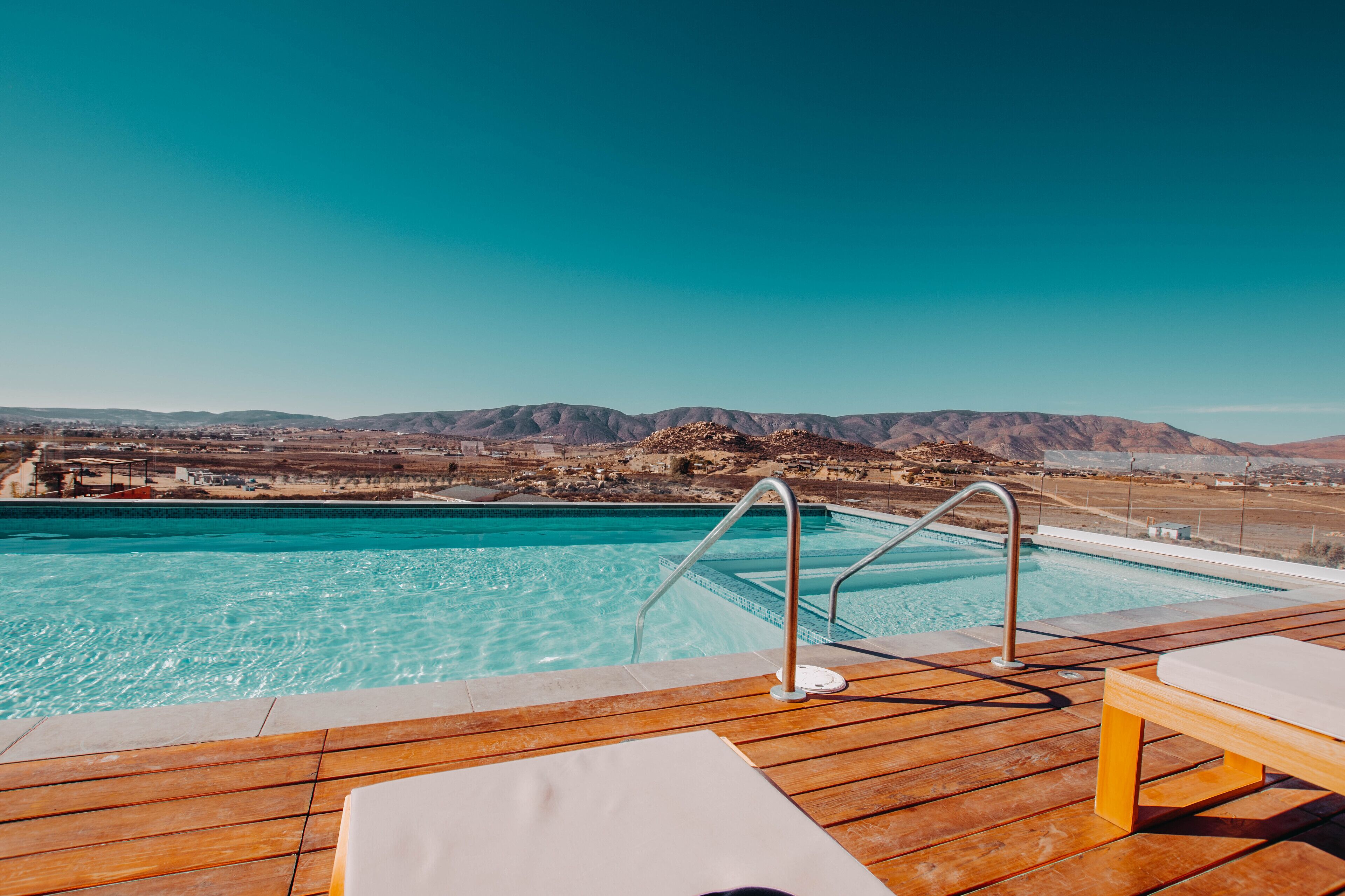 Utomhuspool med öppettider 09.00 till 21.00, och solstolar