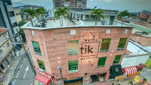 A hotel with a rooftop terrace, multiple windows, and a sign indicating it is a 'tik' hotel in Medellin. - Tik by Bernalo Hotels (Medellín)