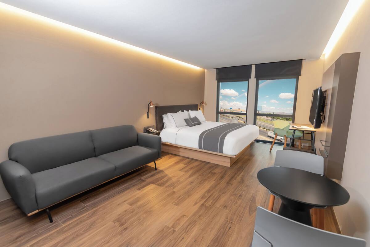 Zimmersafe, Schreibtisch, schallisolierte Zimmer, Bügeleisen/Bügelbrett