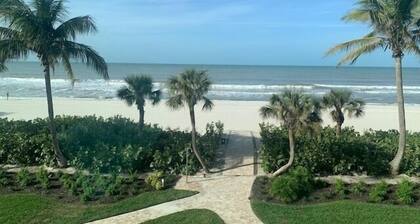 Directly on Gulf/Vanderbilt beach, tennis/pickle, heated pool, avail Aug 28 & on