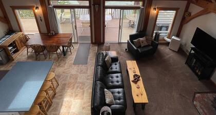 —Priest Lake Waterfront Escape—