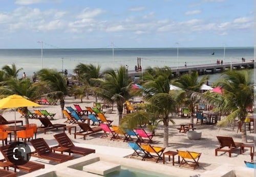 Sparkling Beachfront Pool Satelite TV and WIFI