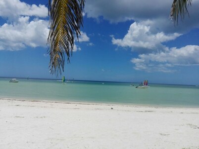 Sparkling Beachfront Pool TV satelital y WIFI