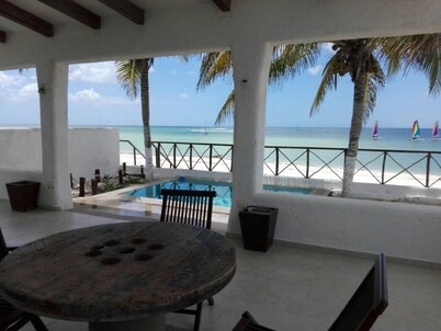 Sparkling Beachfront Pool Satelite TV and WIFI