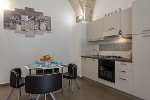 Refrigerador, horno, cafetera y tetera y tetera eléctrica 