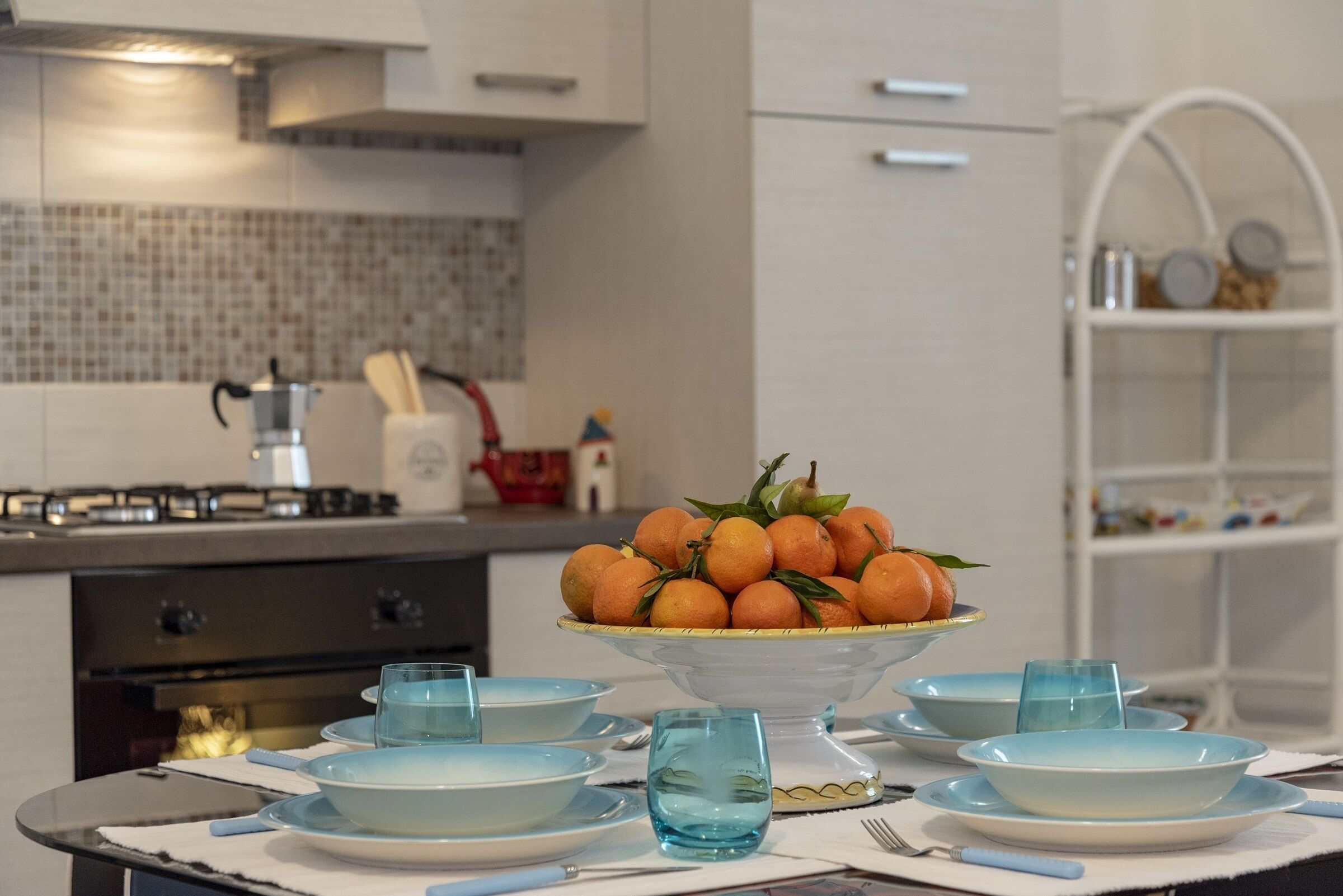 Frigorifero, forno, macchina per tè/caffè, bollitore elettrico