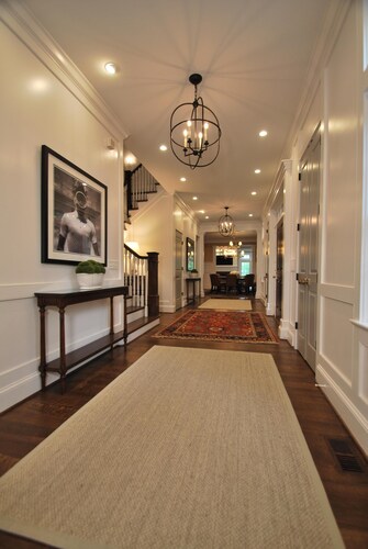 Designer's Own Lakefront Home - 1 Block to Beach - Calendar open thru 5/27