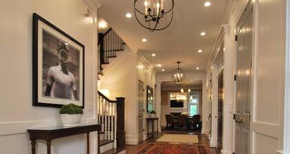 Designer's Own Lakefront Home - 1 Block to Beach - Calendar open thru 5/27
