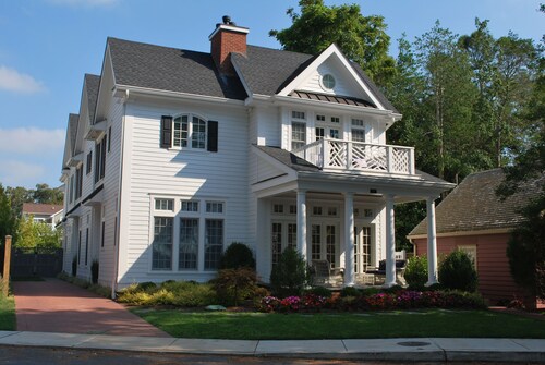 Designer's Own Lakefront Home - 1 Block to Beach - Calendar Open thru August ‘26