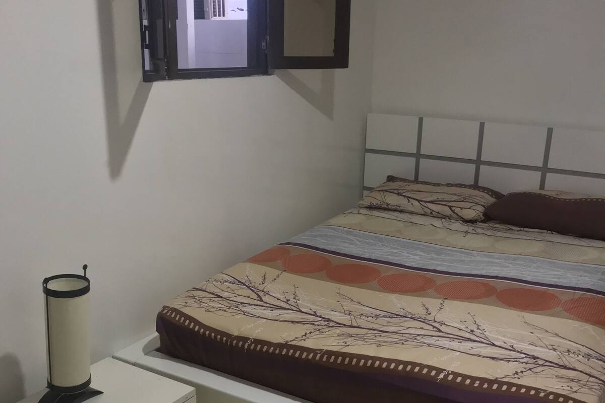 Tabla de planchar con plancha, wifi gratis y ropa de cama