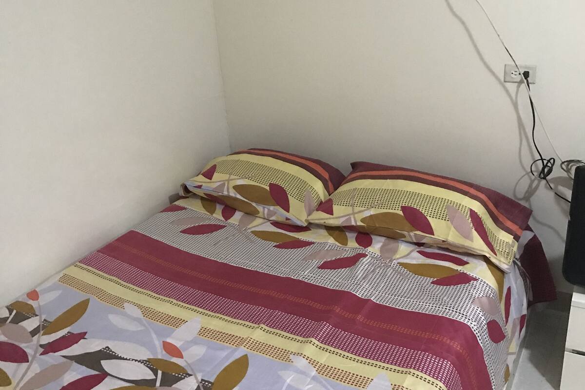 Tabla de planchar con plancha, wifi gratis y ropa de cama