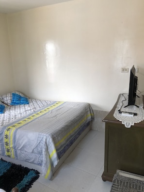 Tabla de planchar con plancha, wifi gratis y ropa de cama