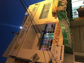 Fachada de la propiedad por la tarde o noche