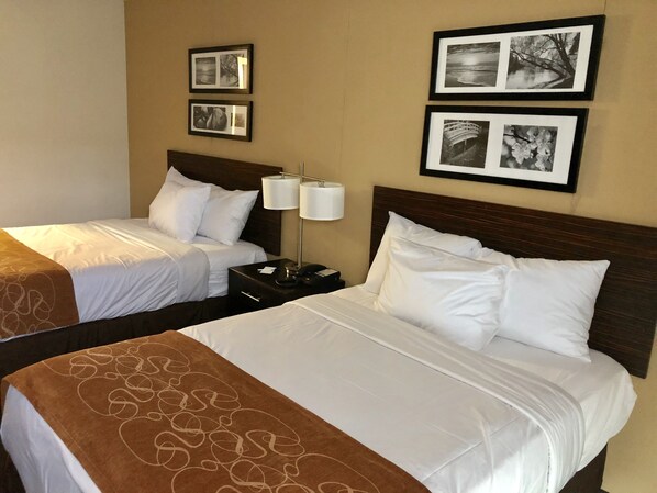 Escritorio, cortinas blackout y sistema de insonorización