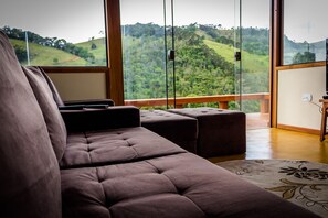 Chale Luxo Duplex | Sala de estar | Una televisión de pantalla plana, una chimenea