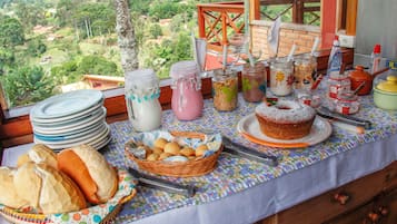 Café da manhã com buffet grátis todos os dias