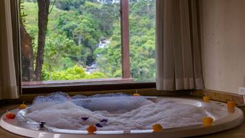 Chalé com Hidro - Vista Cachoeira | Banheira de hidromassagem