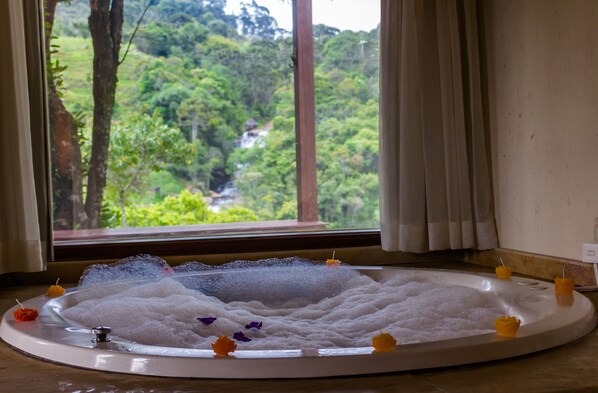 Chalé com Hidro - Vista Cachoeira | 按摩浴缸