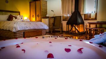 Chalé com Hidro - Vista Cachoeira | Individualmente decorados, individualmente mobiliados, escrivaninha