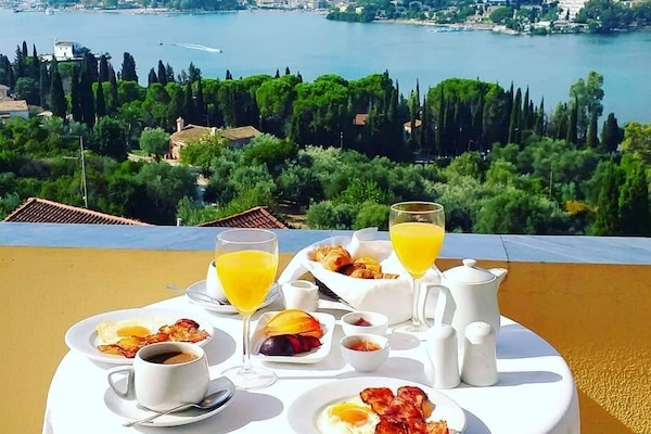 King Room with Sea View | In-room dining