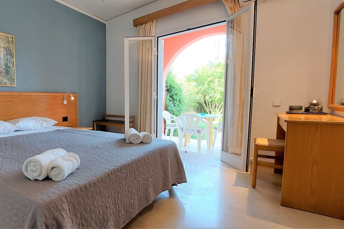 Junior Suite | 1 bedroom, soundproofing, free WiFi, bed sheets