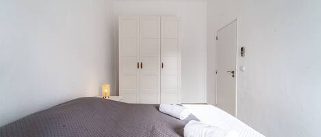 1 bedroom, bed sheets
