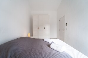 1 bedroom, bed sheets