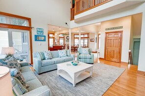 TV, DVD-spiller, filmbibliotek og stereoanlegg