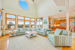 TV, DVD-spiller, filmbibliotek og stereoanlegg